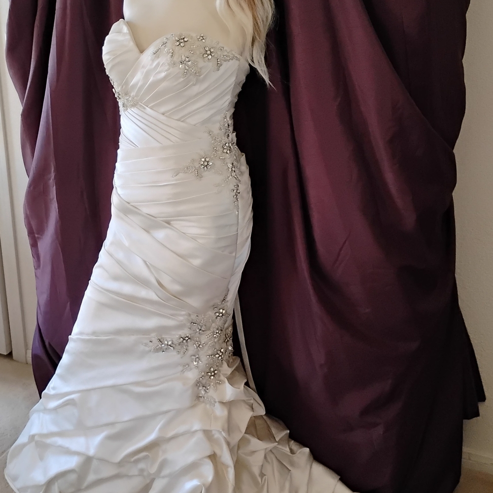 Allure Bridals White Ruched Sweetheart Wedding Gown Swarovski Crystals Size 8
